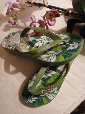 Ipanema Platform Style Green Tropical Print Women's Flip Flops Size 9-10